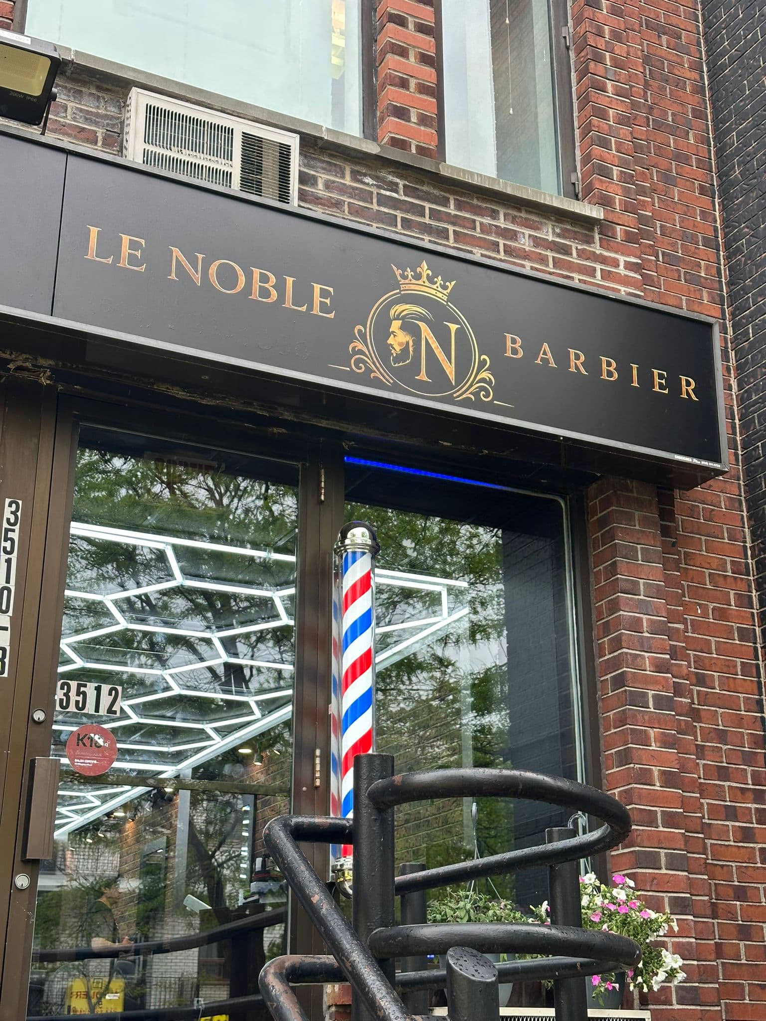 L'enseigne dorée Le Noble Barbier et son barber pole